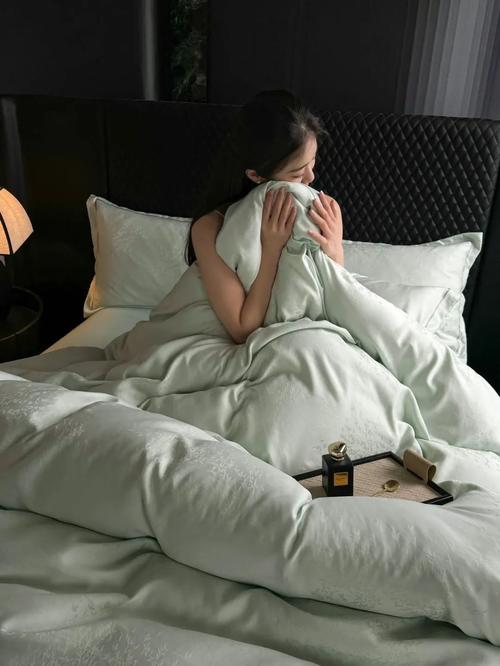 陪读装睡让他滑进去了柯林，粉丝表示：想知道到底发生了什么！