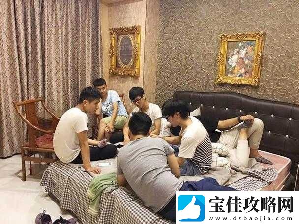 男生和男生一起打扑克