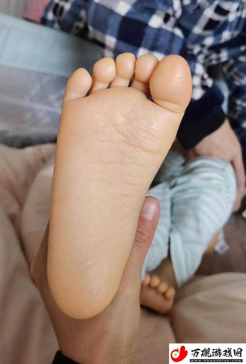 宝宝：妈妈-我想看看自己的脚
