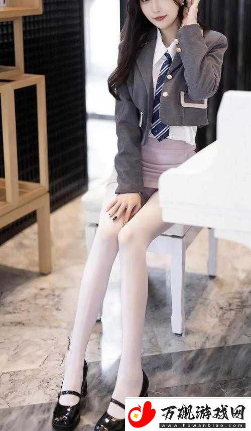 萌白酱丝袜的独特魅力展现：极致诱惑与优雅之美