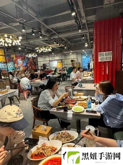 李叔叔和王叔叔共同开了一家店：携手创业绩