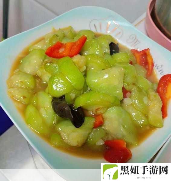 芒果草莓茄子丝瓜黄瓜2：1. 夏日清爽：芒果草莓与茄子丝瓜的美味组合