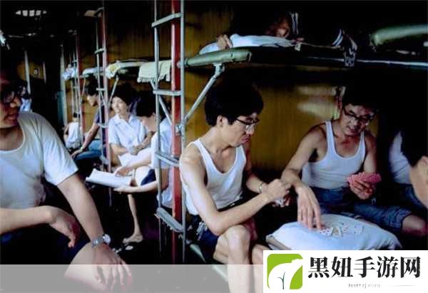 男子睡完下铺的女的又去睡上铺的：1. ＂男子睡完下铺女生后，勇敢挑战上铺的缘故
