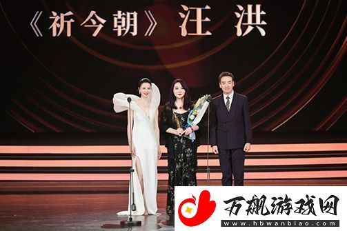 演员寇振海为“最佳青年剧集编辑”获奖短片颁奖