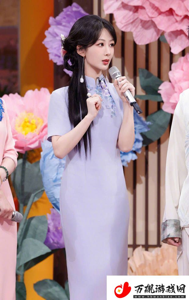 杨紫着紫旗袍