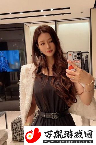 男人把QQ放在女人QQ里的壁纸