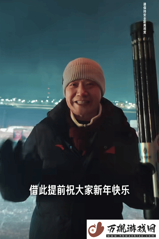 雷军手持加特林提前拜年